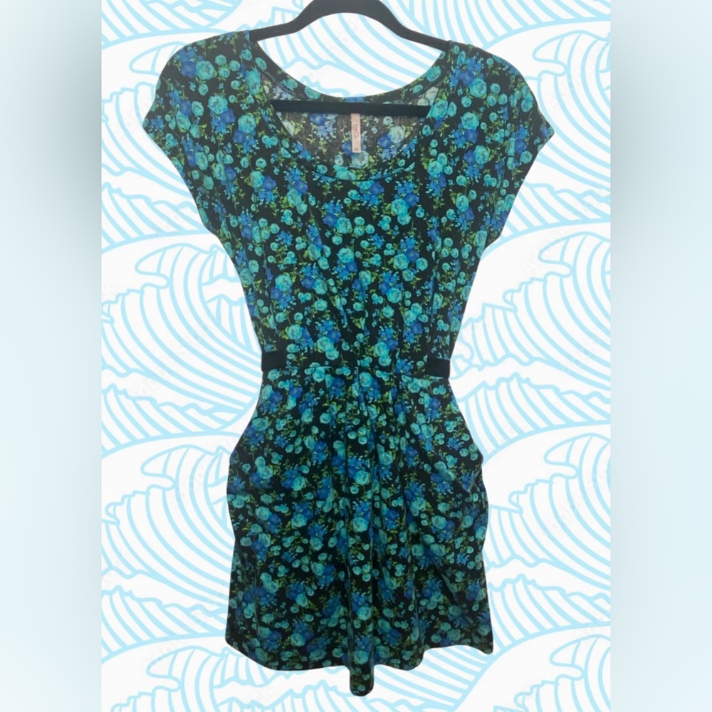 Rue21 Black and Blue Floral Short Sleeve Dress w/ Pockets & Belt - Size Medium
